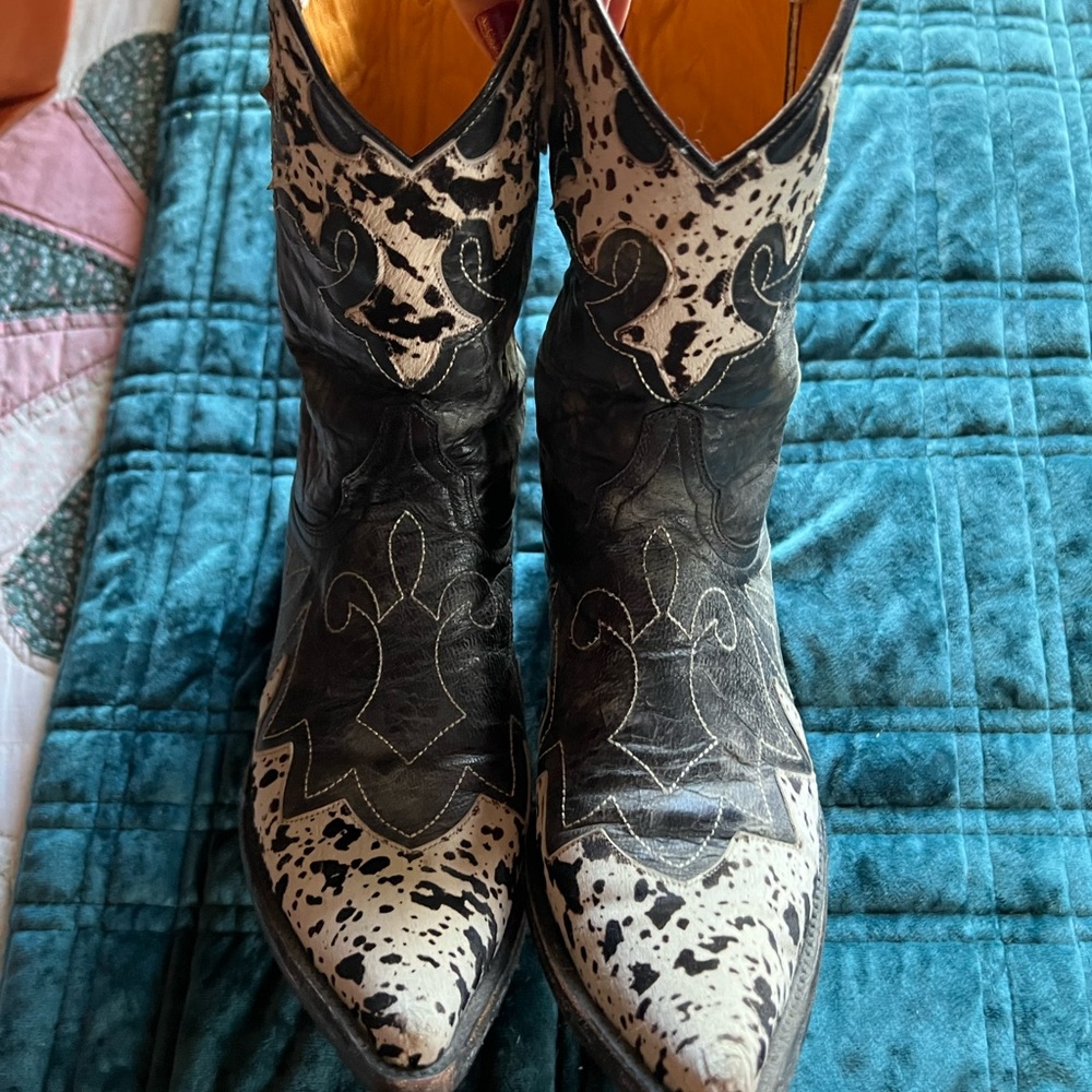 Old Gringo hair on hide boots.